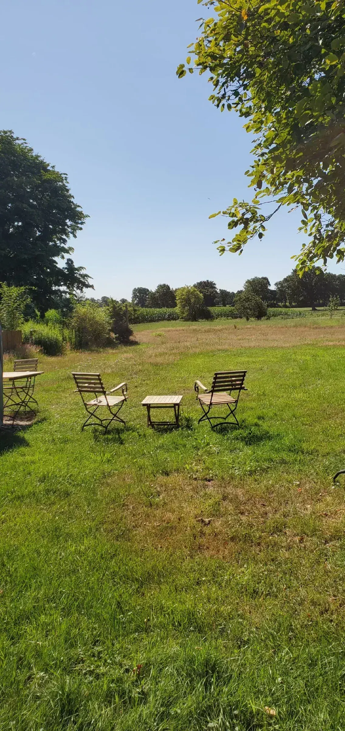 Garten mit Sitzplätzen und Blick über eine ländliche Landschaft in Deutschland