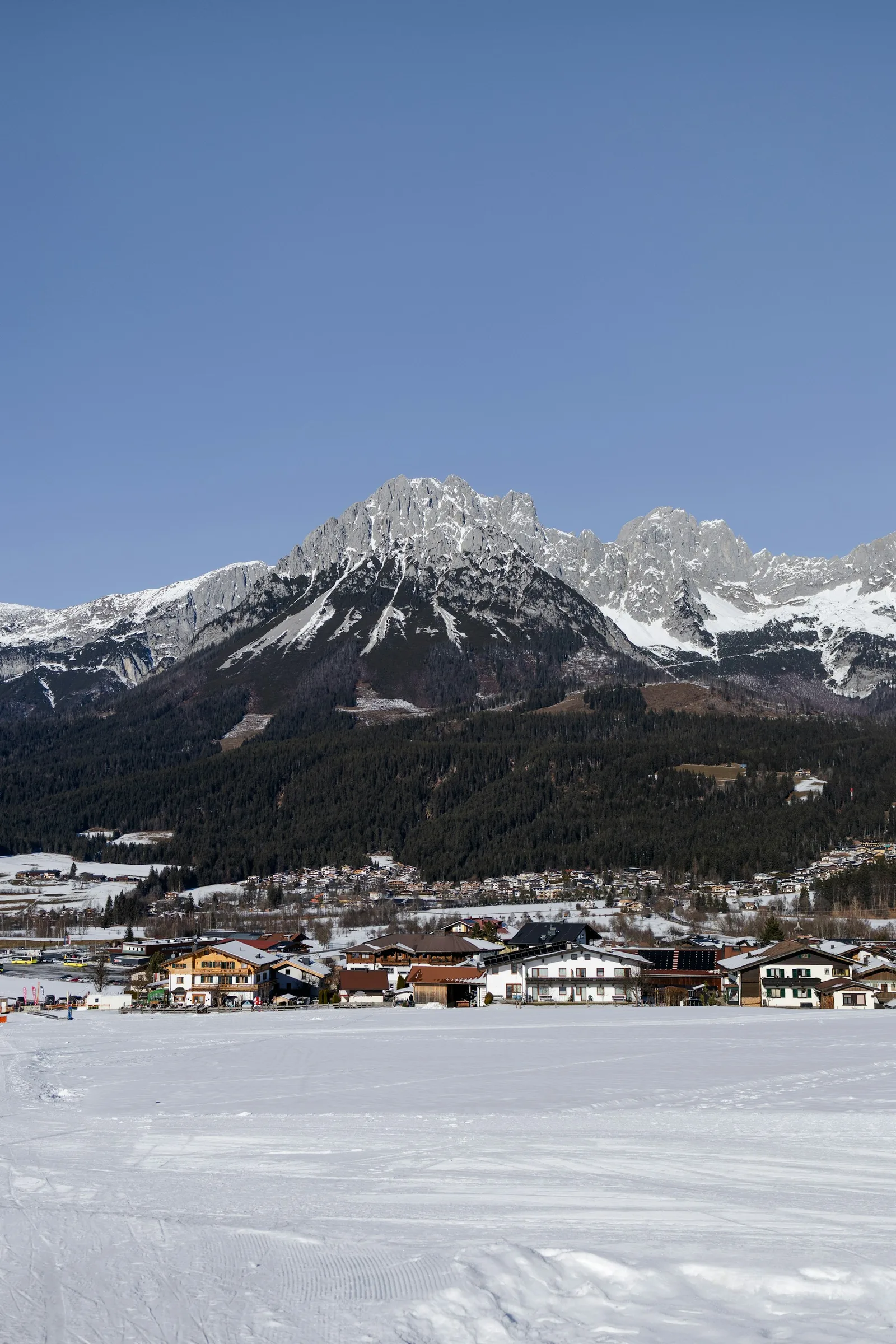 Verschneites Alpendorf in Österreich