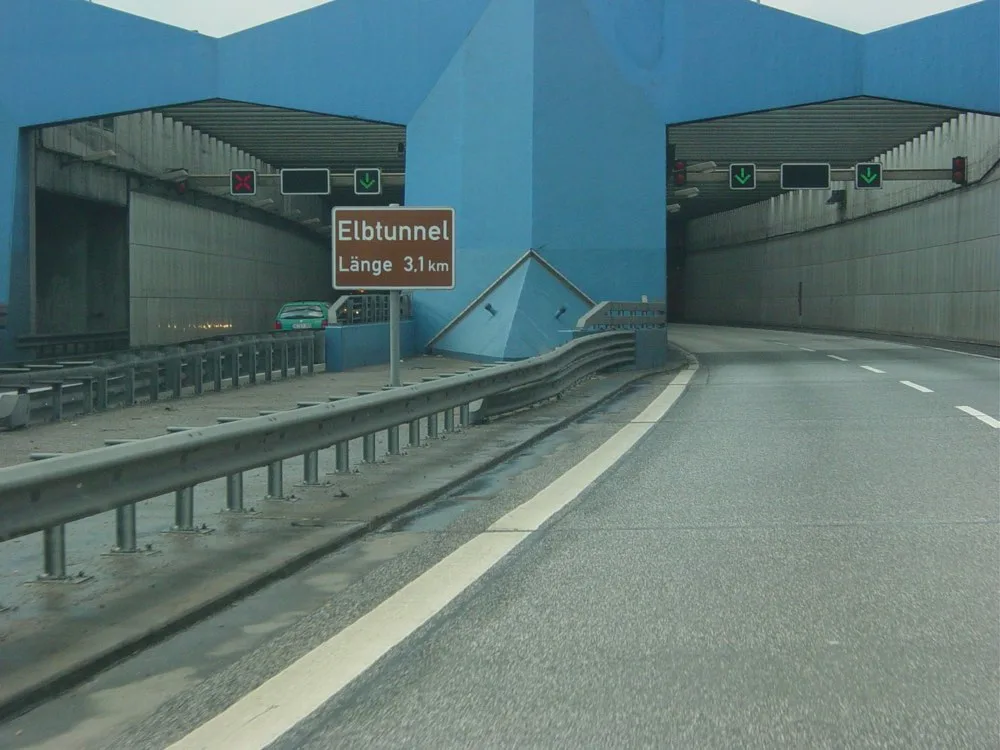 Einfahrt in den Hamburger Elbtunnel auf der Fahrt nach Norden