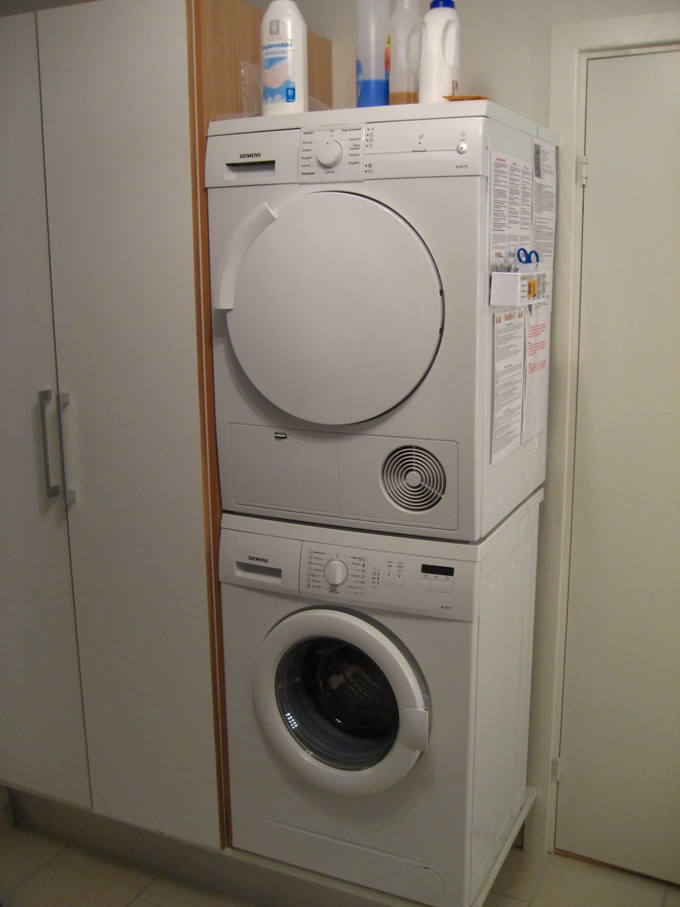 Waschmaschine und Trockner in einem Ferienhaus