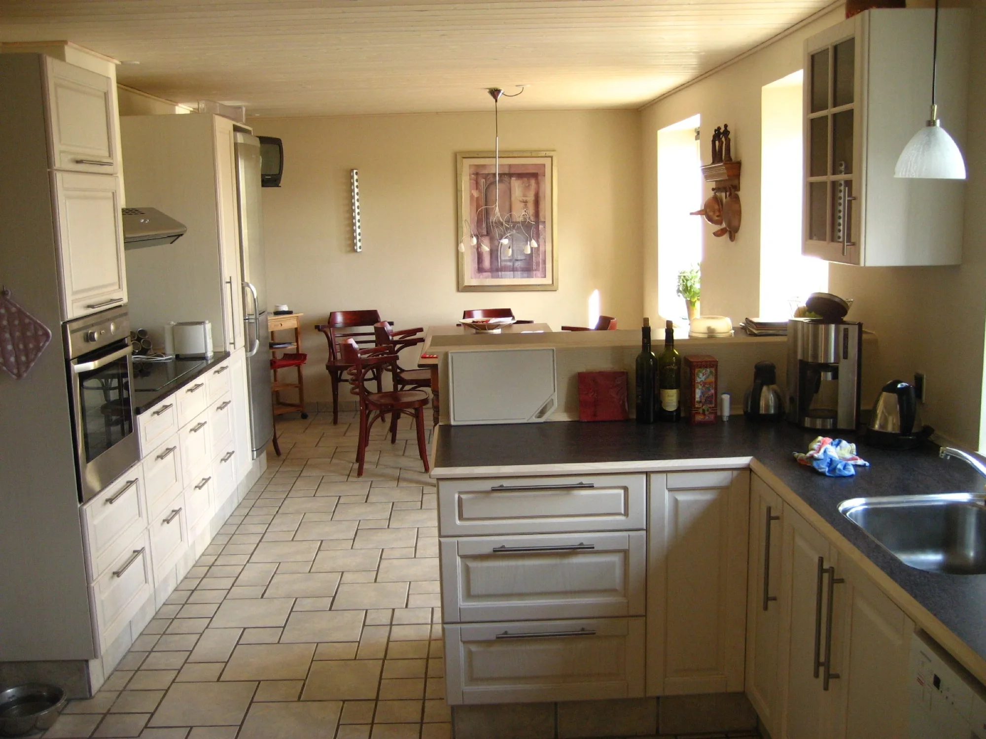 Heller Wohnbereich eines modern ausgestatteten Ferienhauses